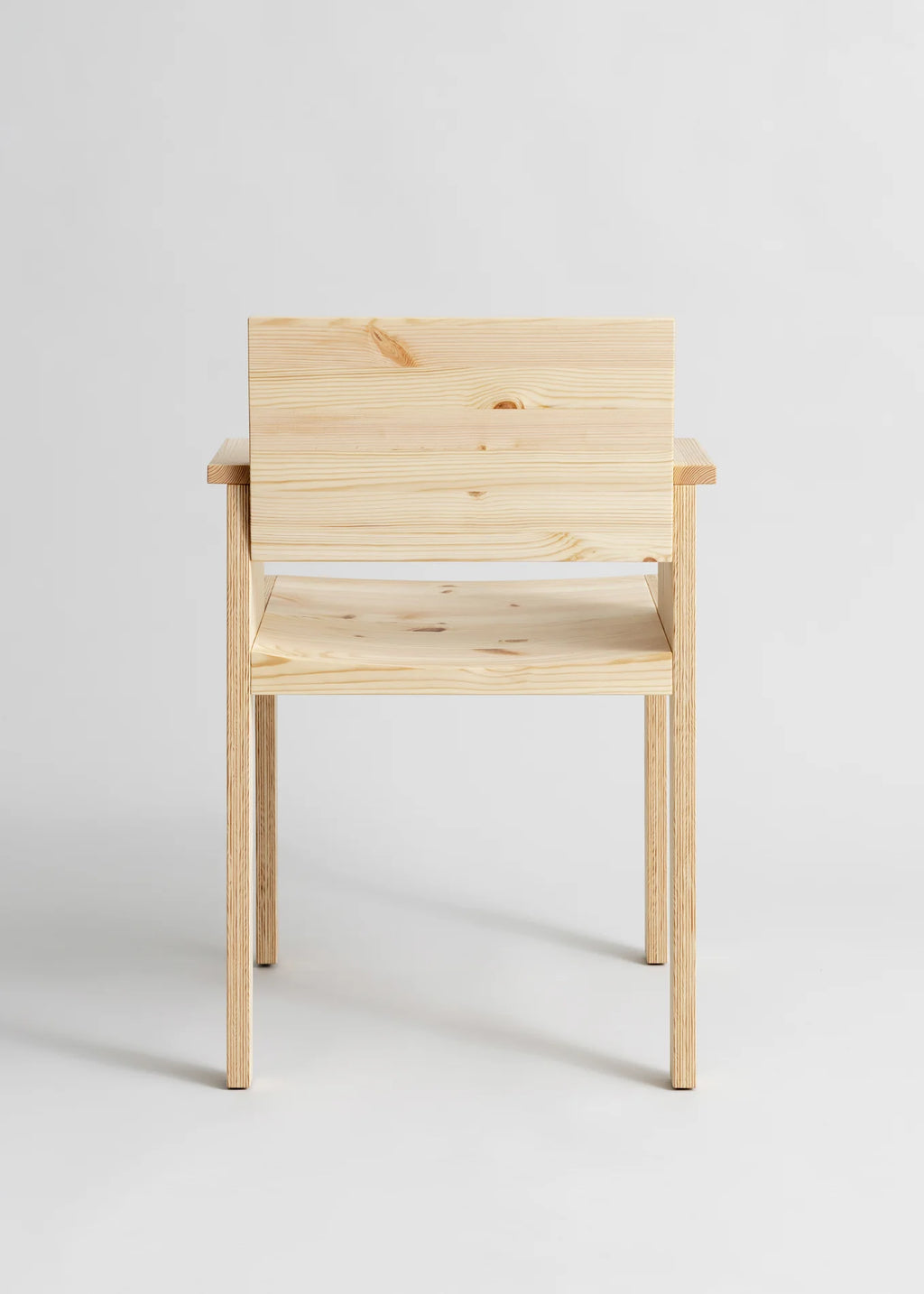Vaarnii 016 Maasto Dining Armchair เก้าอี้ไม้ pine มีที่วางแขน โครงสร้างเรียบง่าย