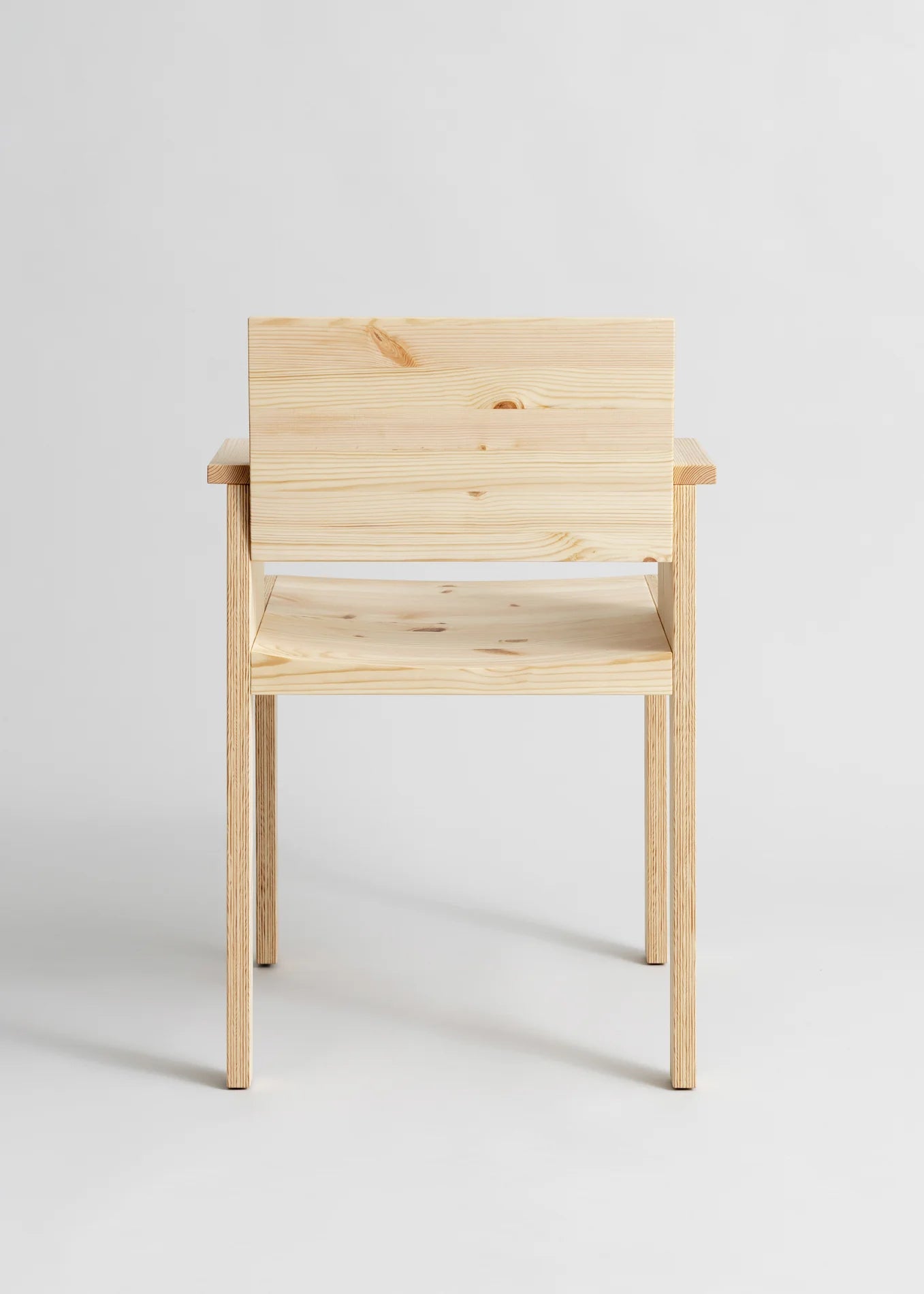 Vaarnii 016 Maasto Dining Armchair เก้าอี้ไม้ pine มีที่วางแขน โครงสร้างเรียบง่าย