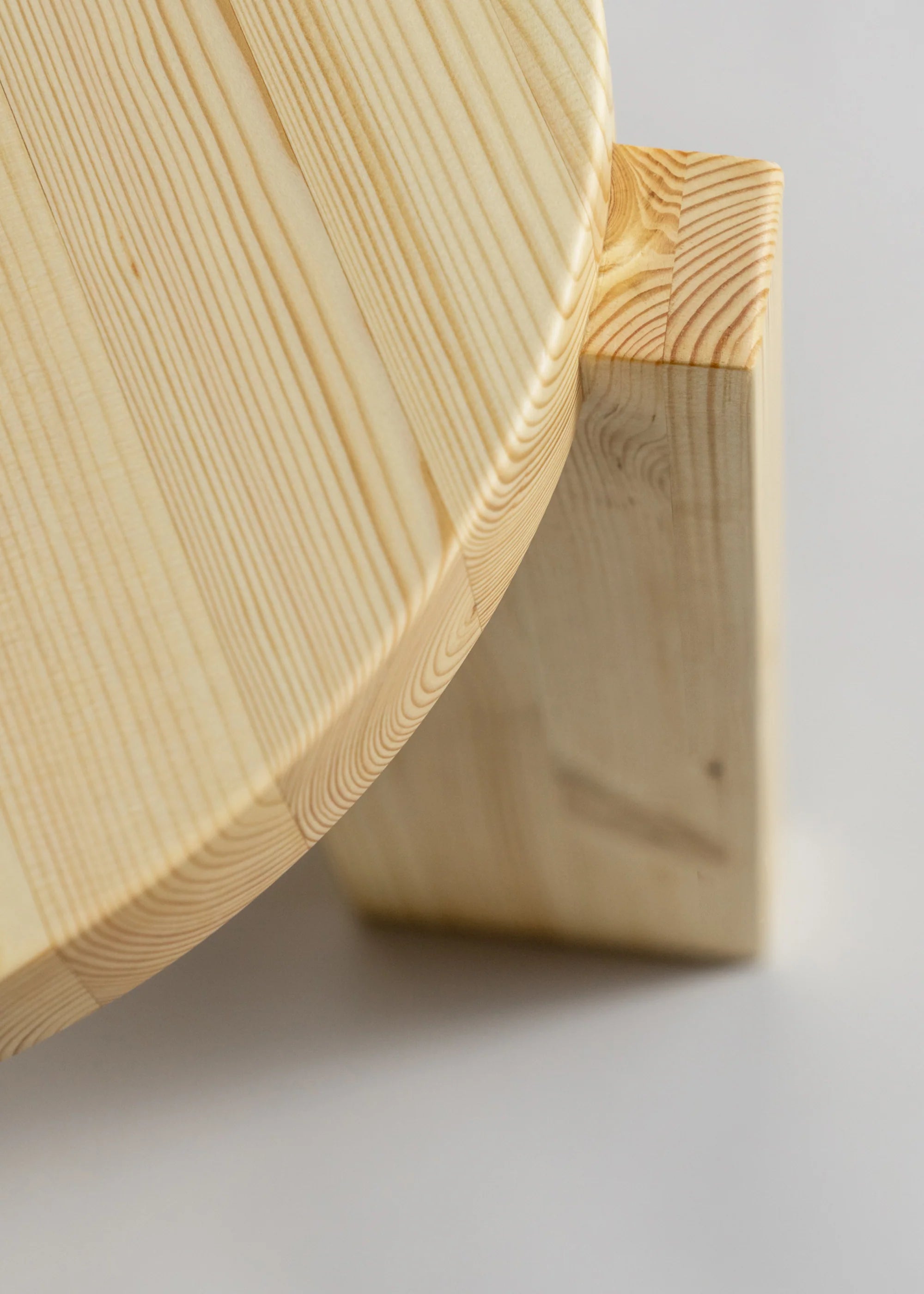 Vaarnii 001 Stool สตูลไม้ pine โครงสร้างเรียบง่าย แข็งแรง ใช้งานได้หลากหลาย