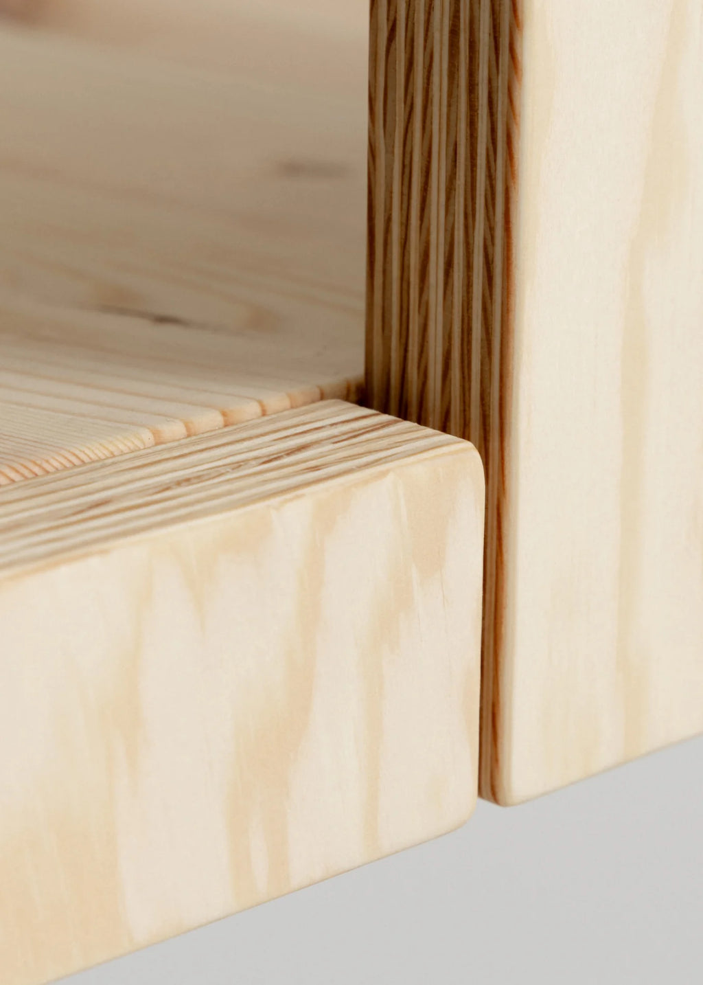 Vaarnii 016 Maasto Dining Armchair เก้าอี้ไม้ pine มีที่วางแขน โครงสร้างเรียบง่าย