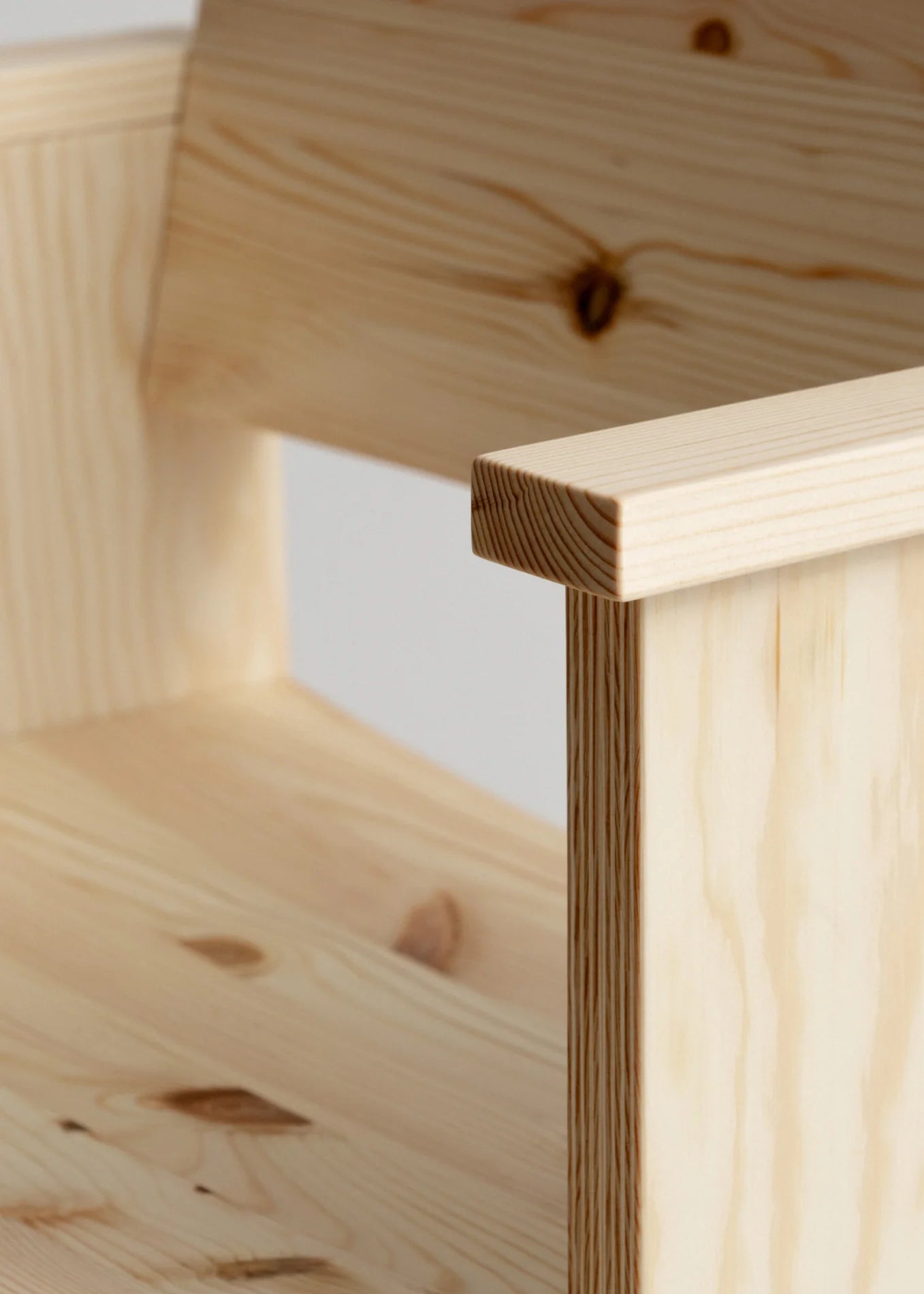 Vaarnii 016 Maasto Dining Armchair เก้าอี้ไม้ pine มีที่วางแขน โครงสร้างเรียบง่าย
