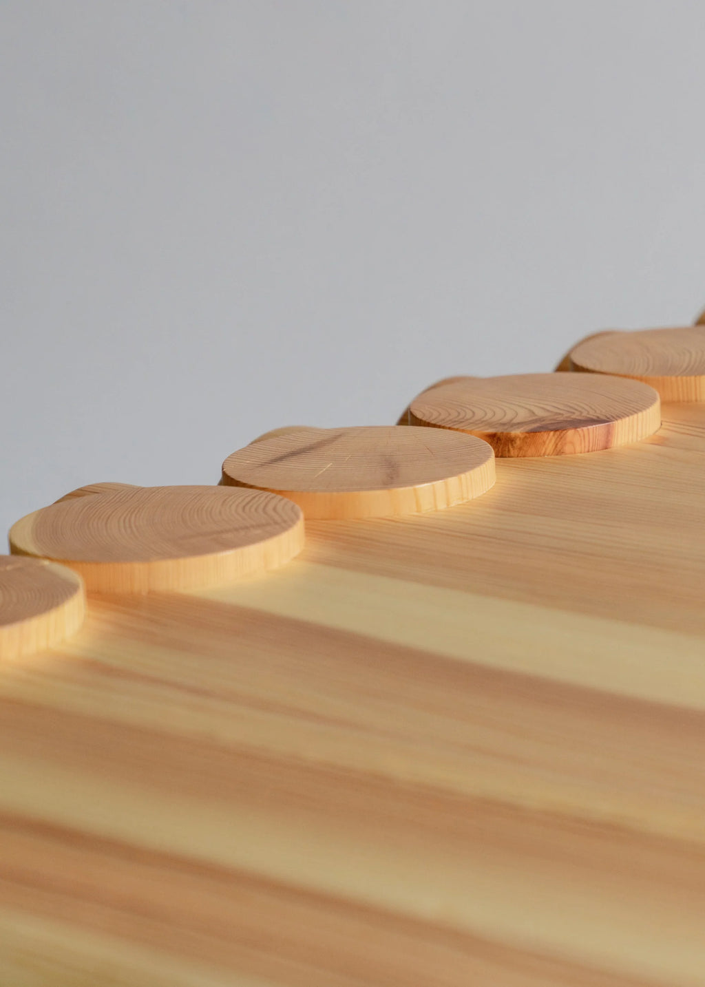 Vaarnii 004 Coffee Table โต๊ะกลางไม้ pine โครงสร้างขนาดใหญ่ พร้อมรายละเอียดรอยต่อไม้แบบเด่นชัด