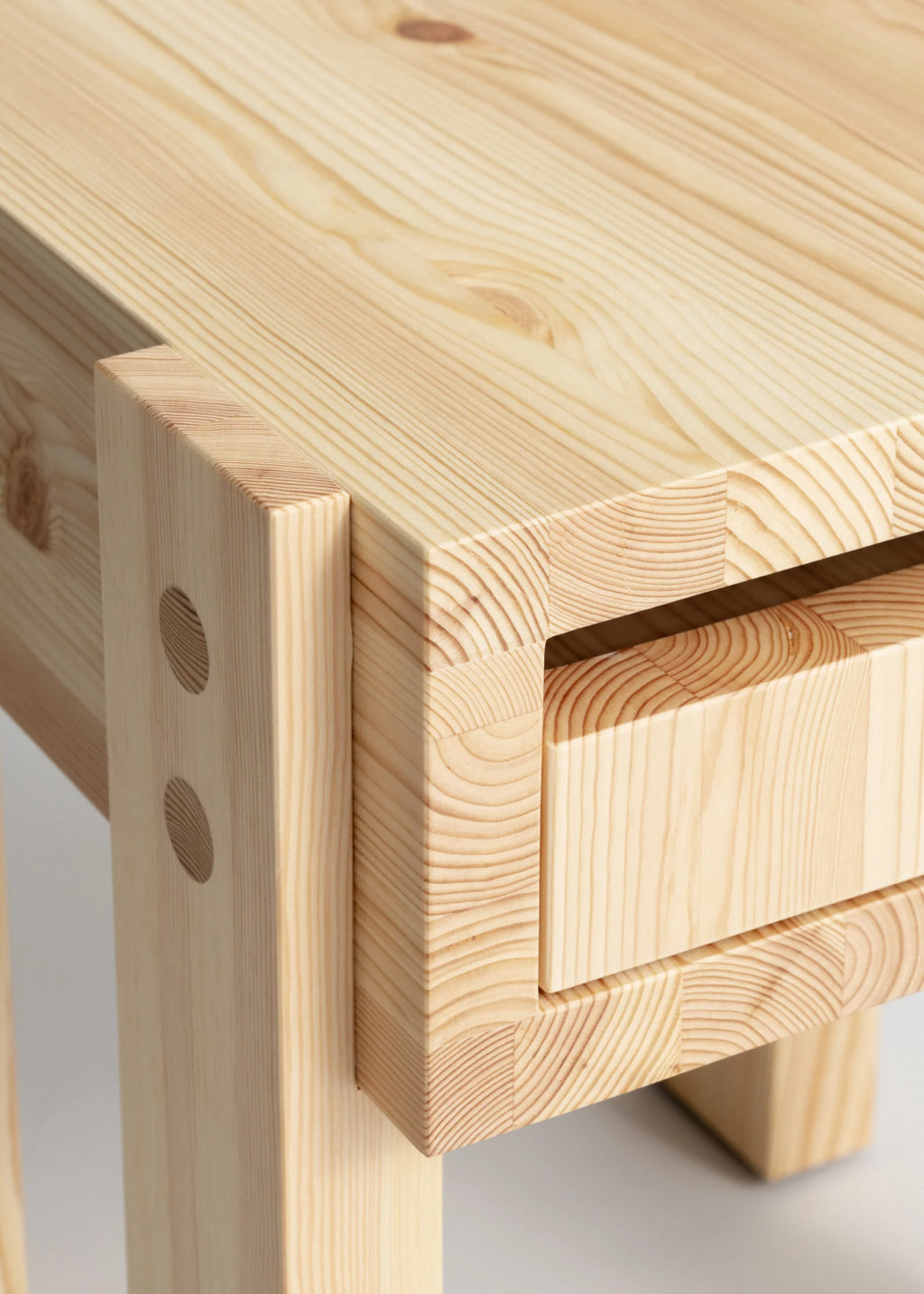 Vaarnii 003 Stilts Side Table โต๊ะข้างไม้ pine พร้อมช่องเก็บของ โครงสร้างยกสูง