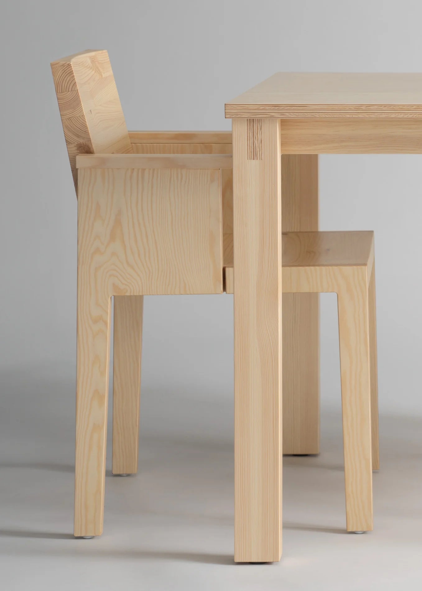 Vaarnii 016 Maasto Dining Armchair เก้าอี้ไม้ pine มีที่วางแขน โครงสร้างเรียบง่าย