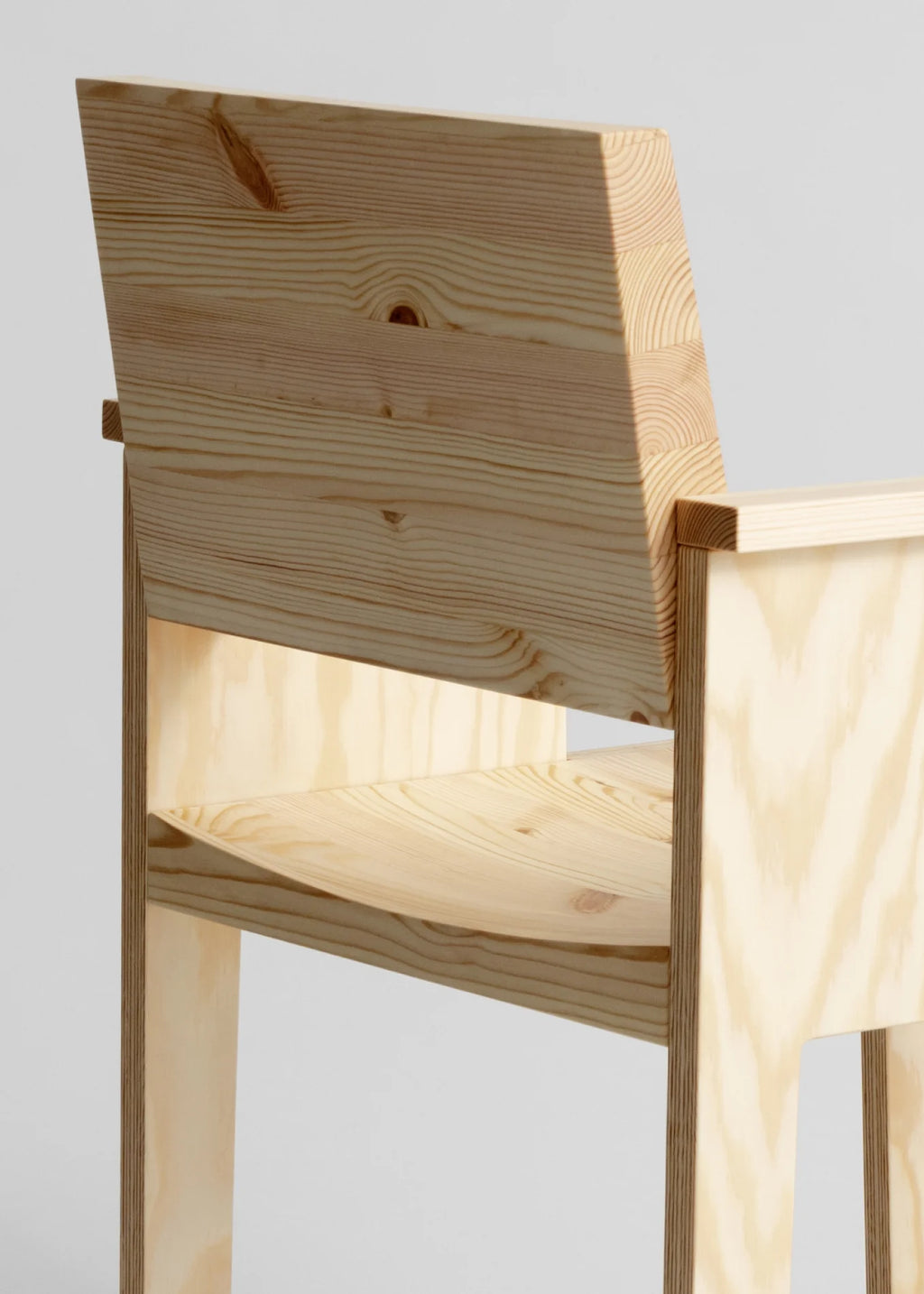 Vaarnii 016 Maasto Dining Armchair เก้าอี้ไม้ pine มีที่วางแขน โครงสร้างเรียบง่าย
