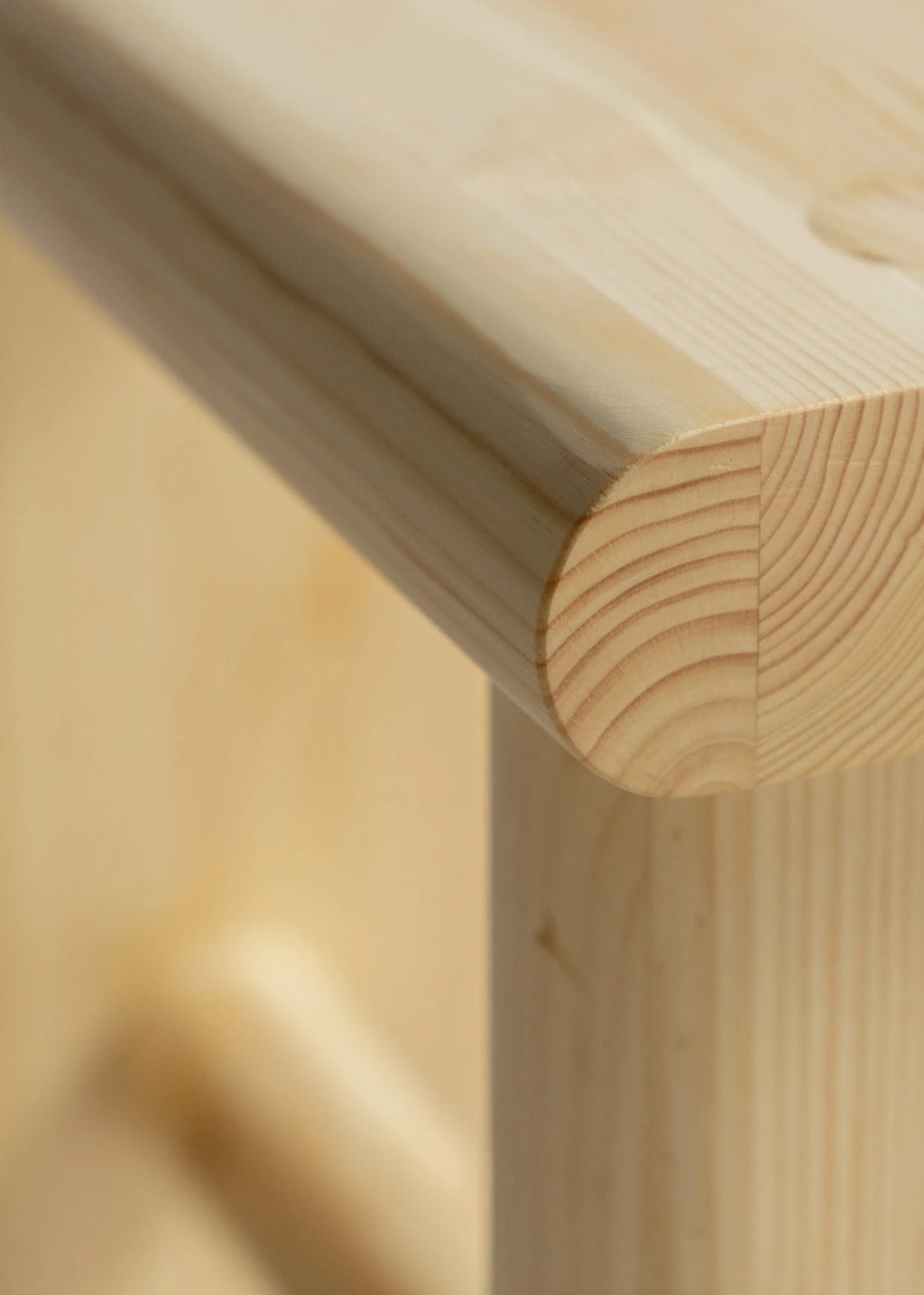 Vaarnii 002 Ast Stool สตูลไม้ pine ขนาดกะทัดรัด โครงสร้างตัน พร้อมลายไม้และปมไม้ธรรมชาติ