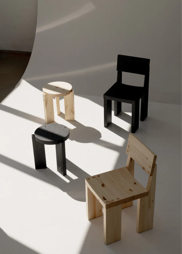Vaarnii 001 Stool Black สตูลไม้ pine สีดำ แสดงลายไม้ธรรมชาติ