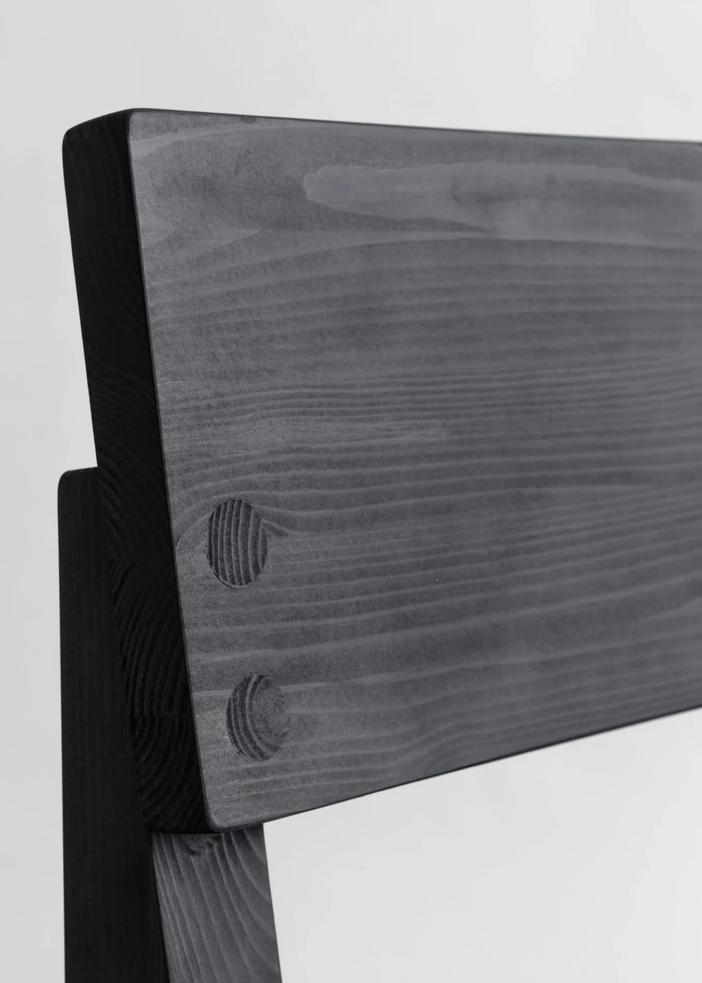 Vaarnii 001 Dining Chair Black เก้าอี้ไม้ pine สีดำ แสดงลายไม้ธรรมชาติ