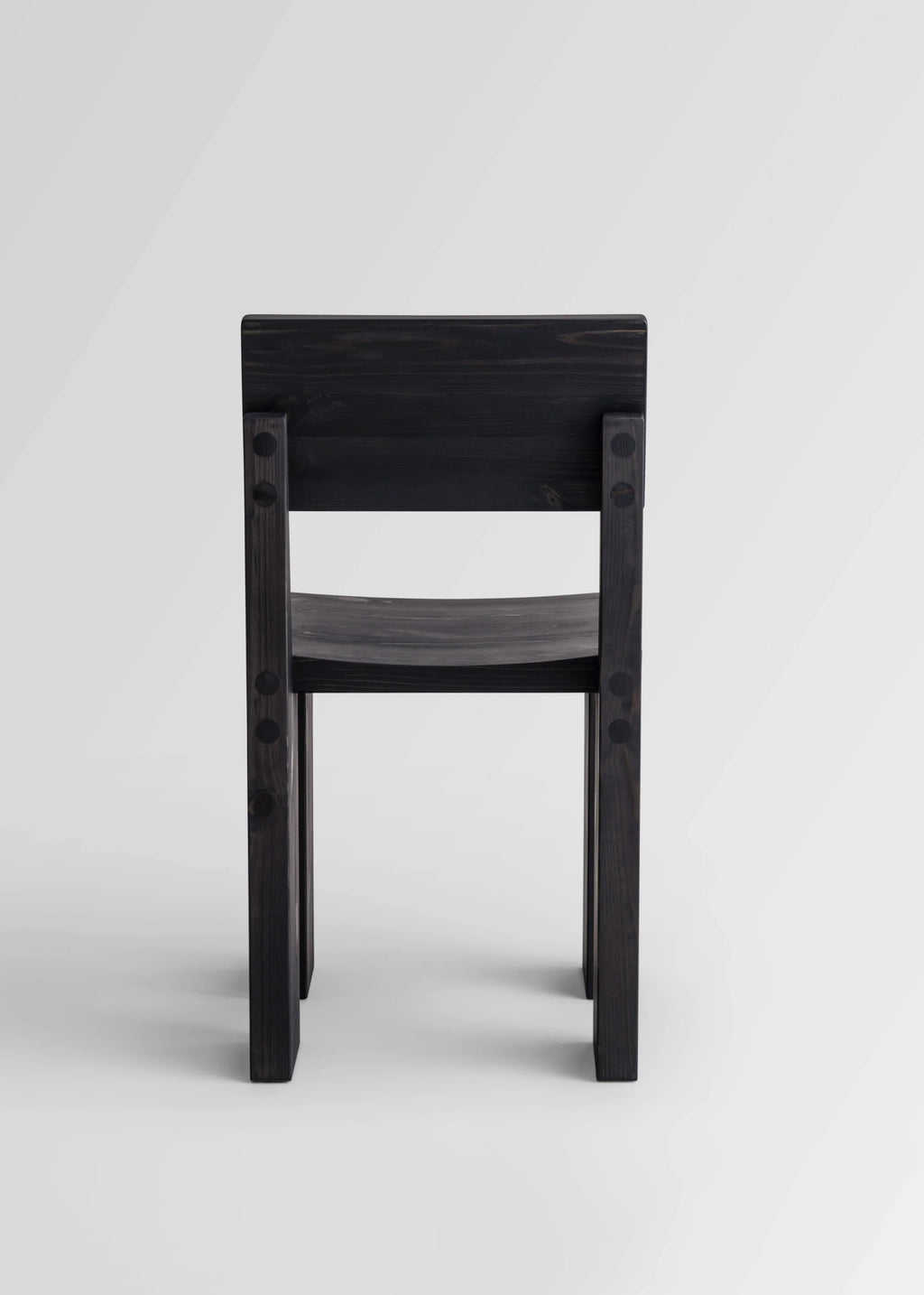 Vaarnii 001 Dining Chair Black เก้าอี้ไม้ pine สีดำ แสดงลายไม้ธรรมชาติ