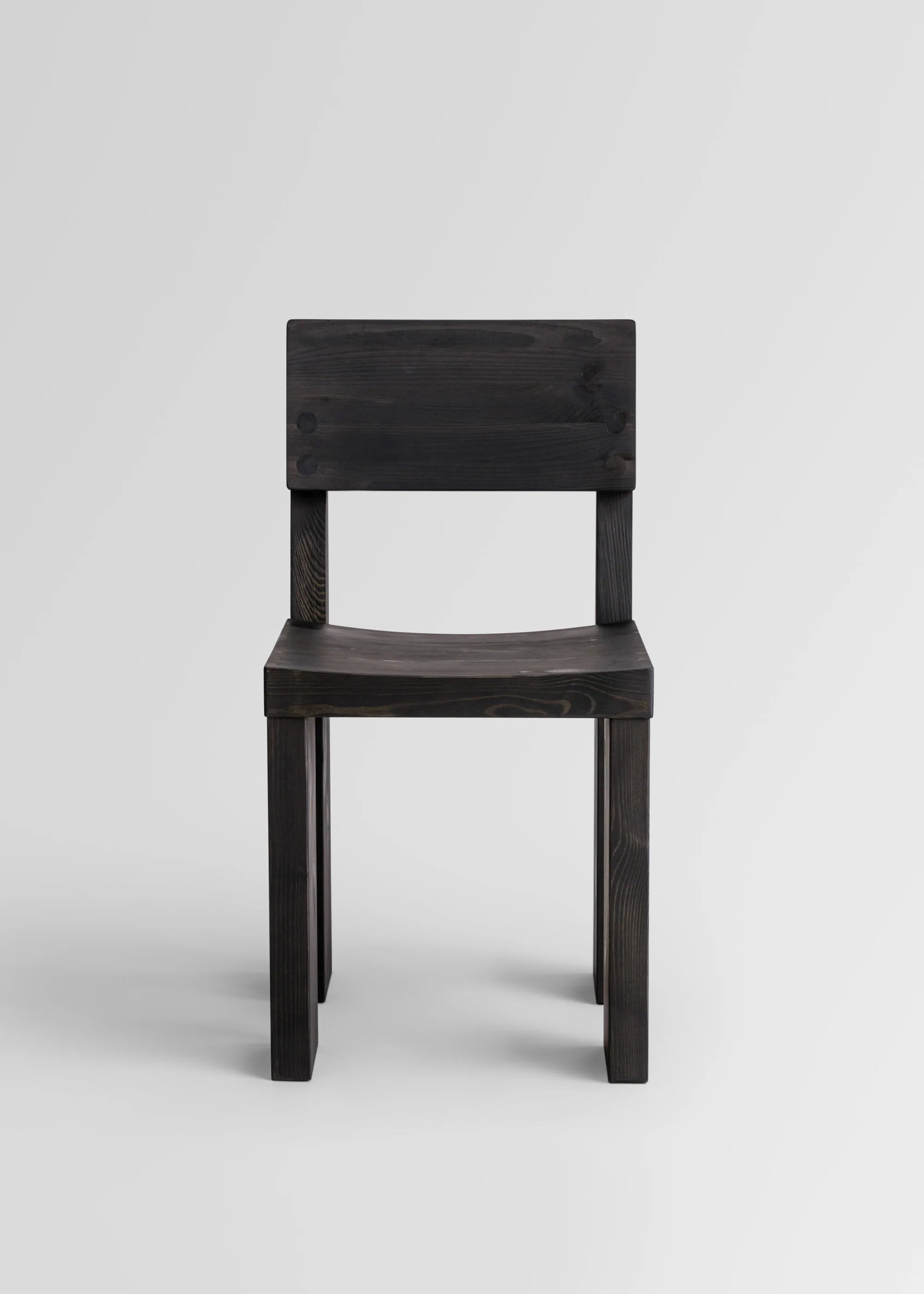 Vaarnii 001 Dining Chair Black เก้าอี้ไม้ pine สีดำ แสดงลายไม้ธรรมชาติ