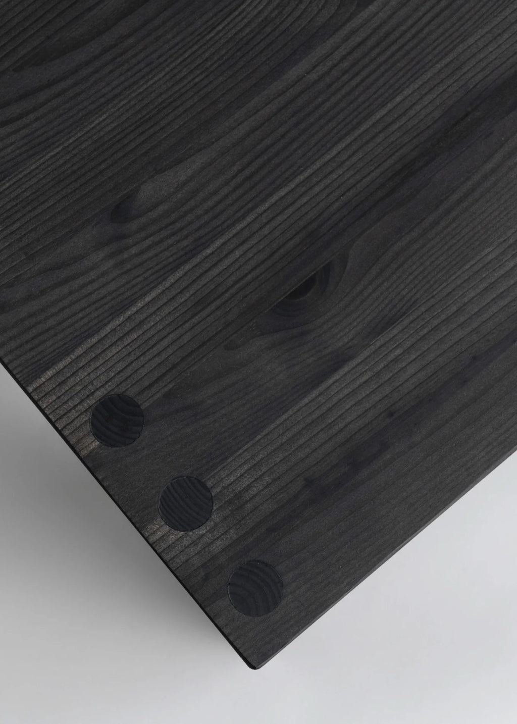 Vaarnii 001 Dining Chair Black เก้าอี้ไม้ pine สีดำ แสดงลายไม้ธรรมชาติ
