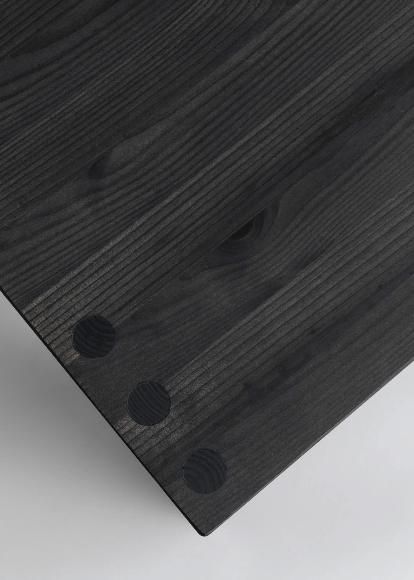 Vaarnii 001 Dining Chair Black เก้าอี้ไม้ pine สีดำ แสดงลายไม้ธรรมชาติ