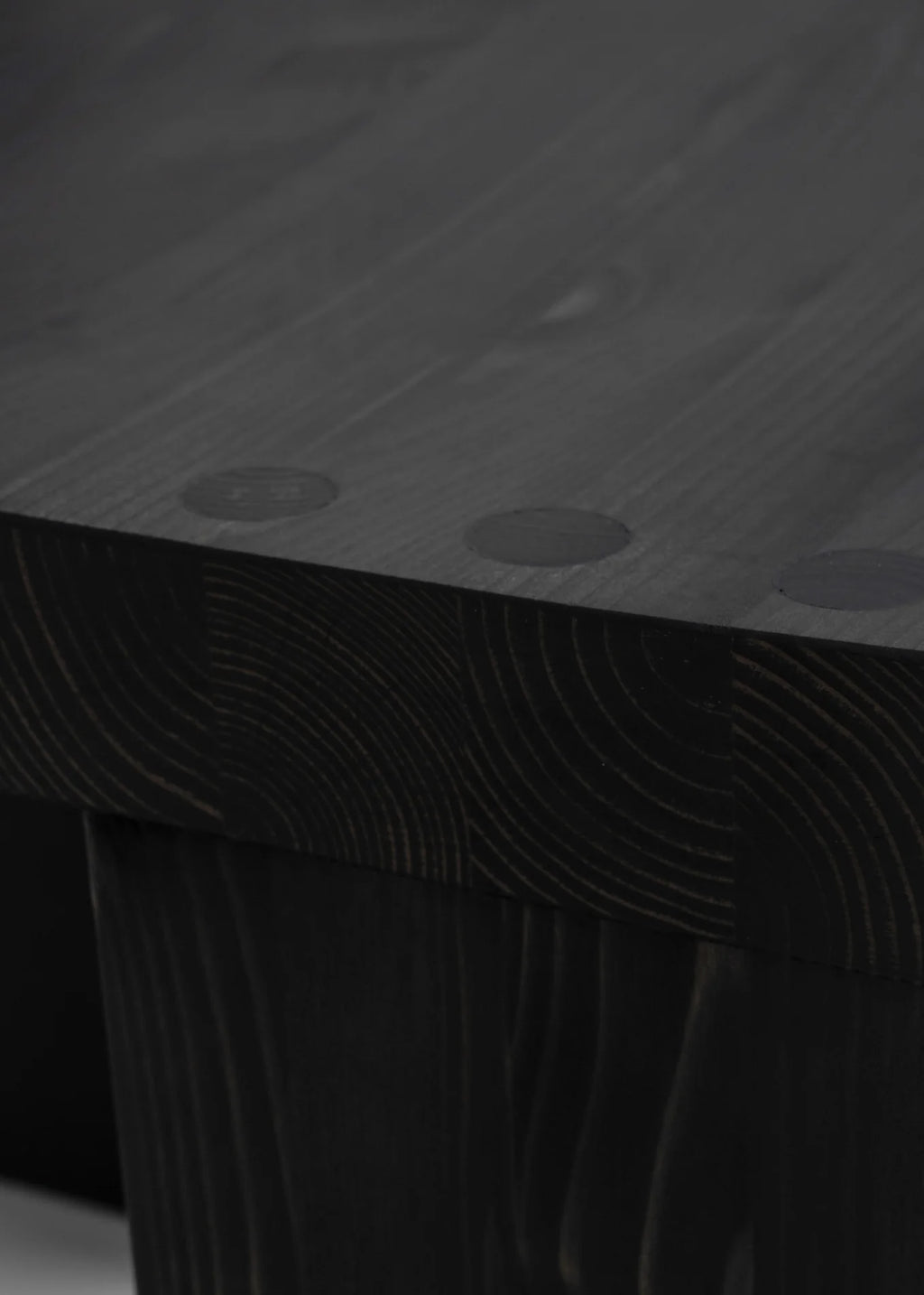 Vaarnii 001 Dining Chair Black เก้าอี้ไม้ pine สีดำ แสดงลายไม้ธรรมชาติ