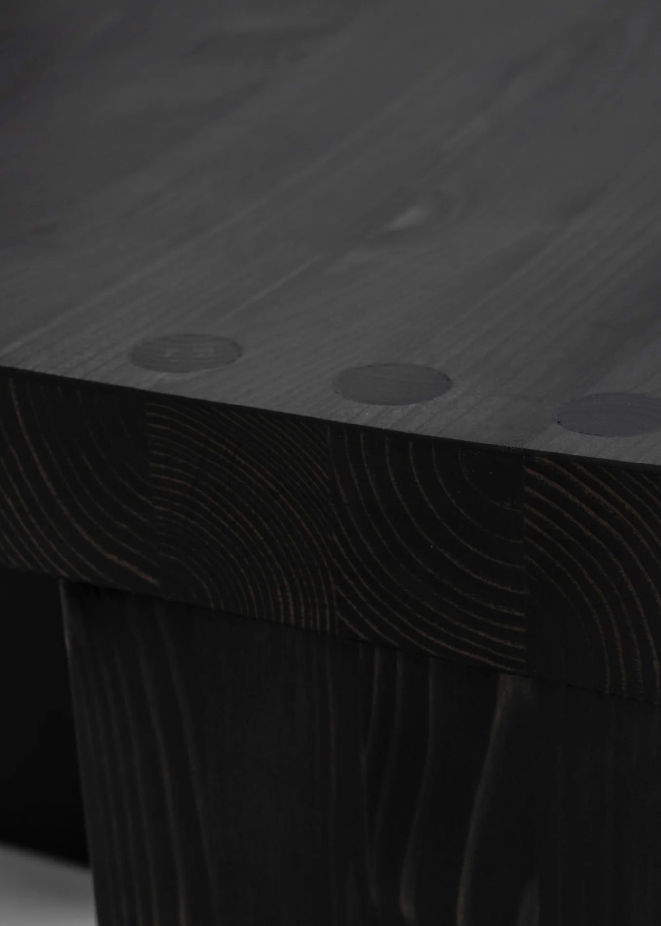 Vaarnii 001 Dining Chair Black เก้าอี้ไม้ pine สีดำ แสดงลายไม้ธรรมชาติ