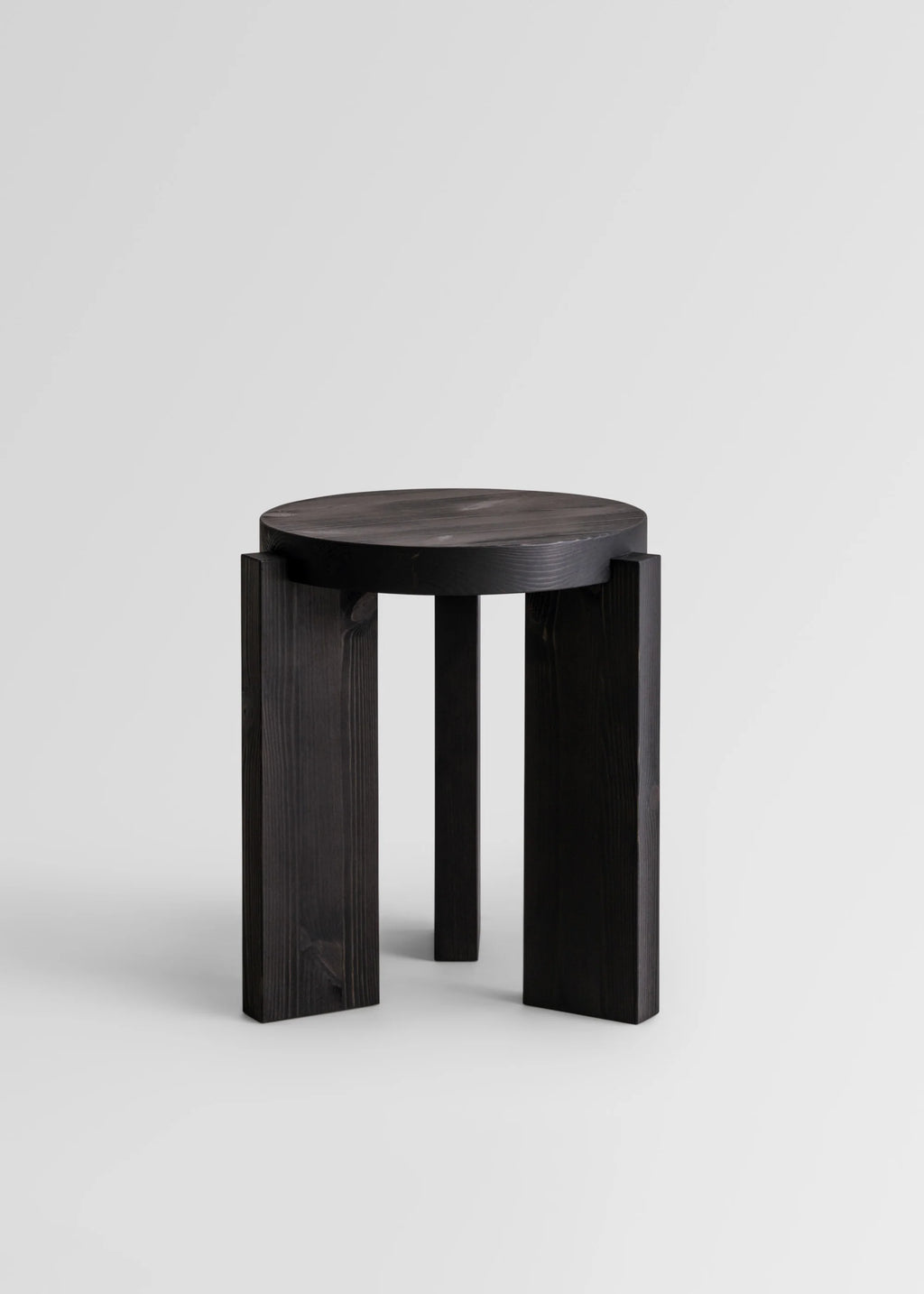 Vaarnii 001 Stool Black สตูลไม้ pine สีดำ แสดงลายไม้ธรรมชาติ