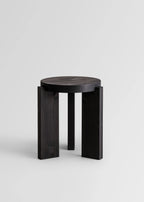 Vaarnii 001 Stool Black สตูลไม้ pine สีดำ แสดงลายไม้ธรรมชาติ