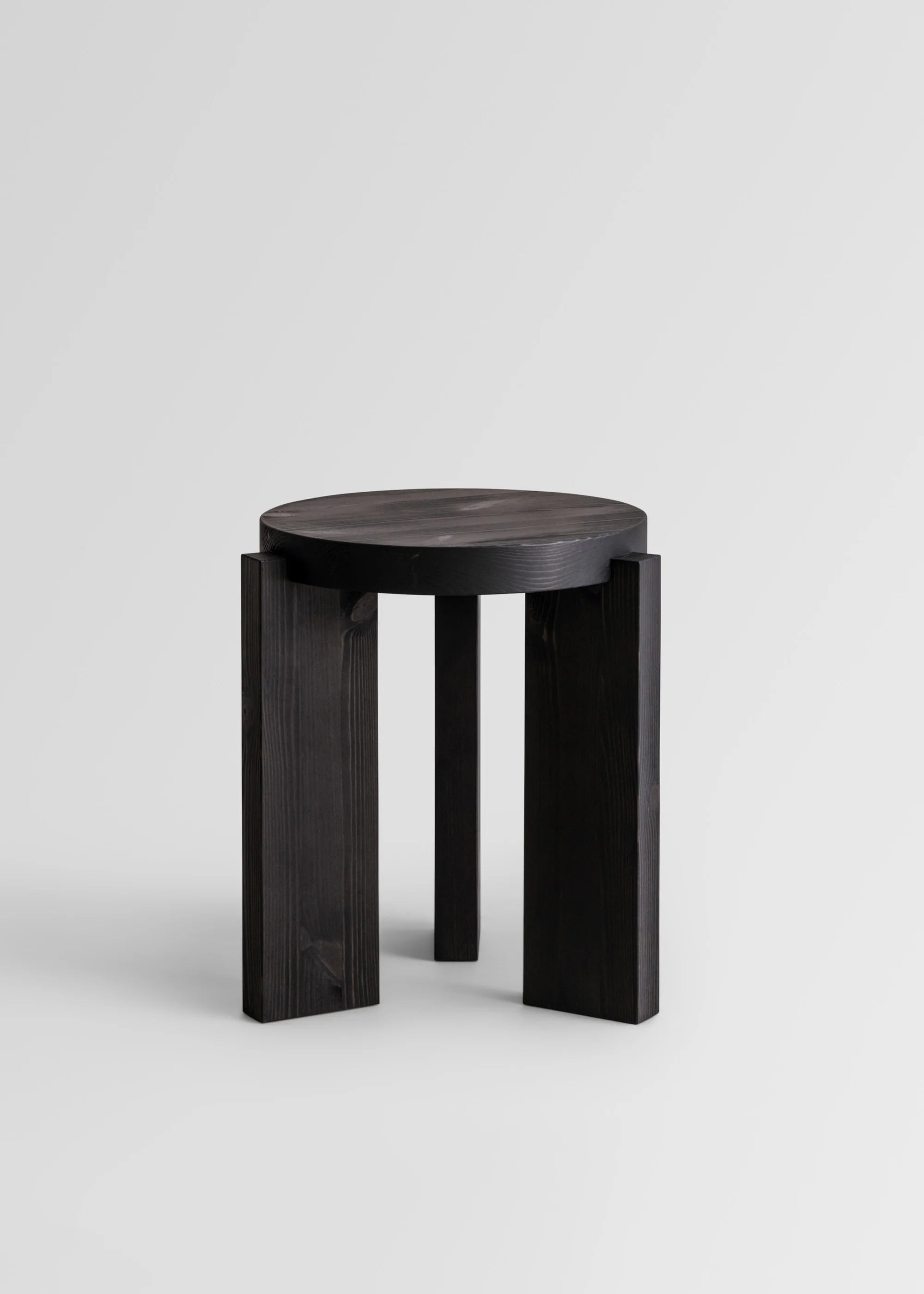 Vaarnii 001 Stool Black สตูลไม้ pine สีดำ แสดงลายไม้ธรรมชาติ