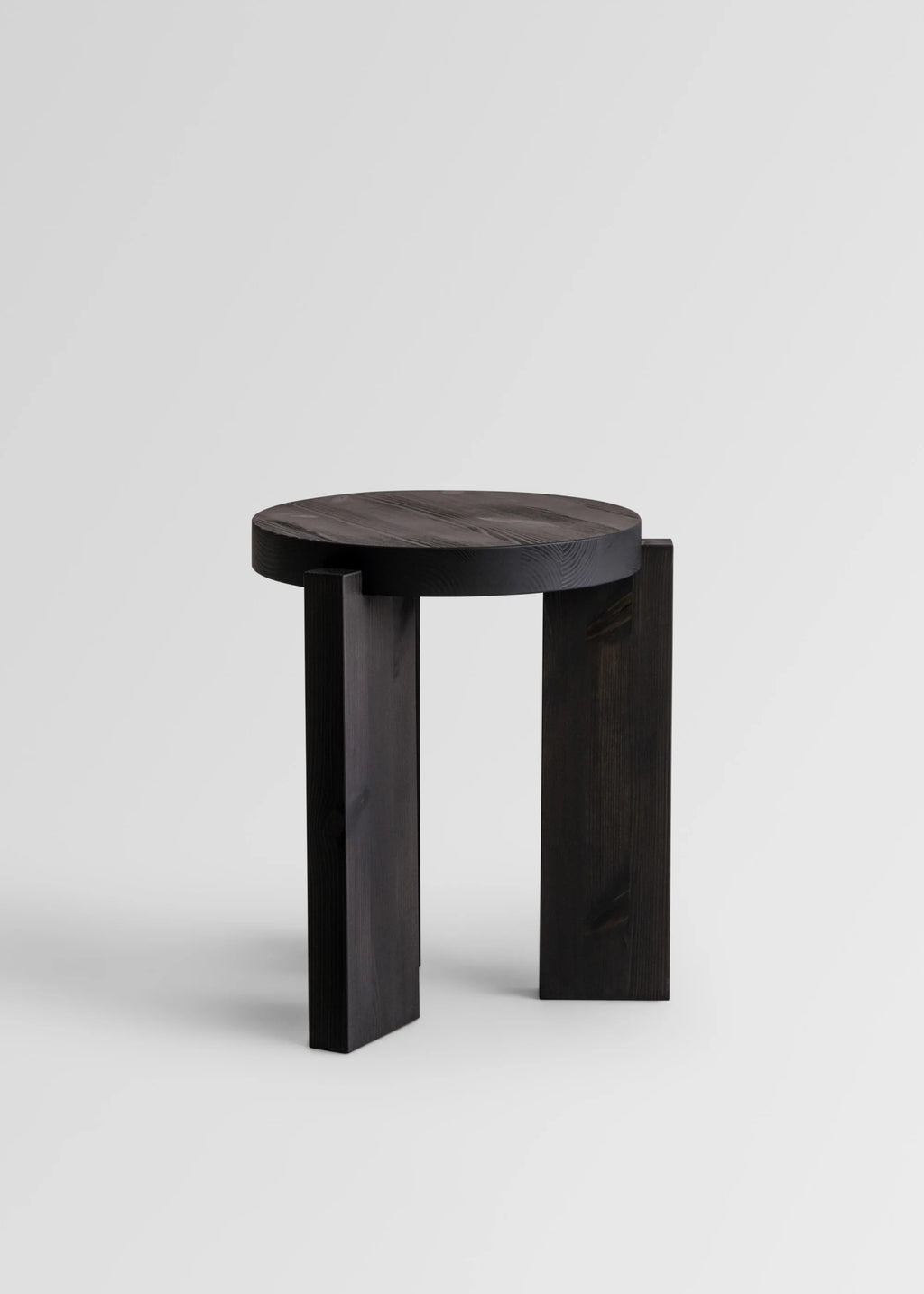 Vaarnii 001 Stool Black สตูลไม้ pine สีดำ แสดงลายไม้ธรรมชาติ