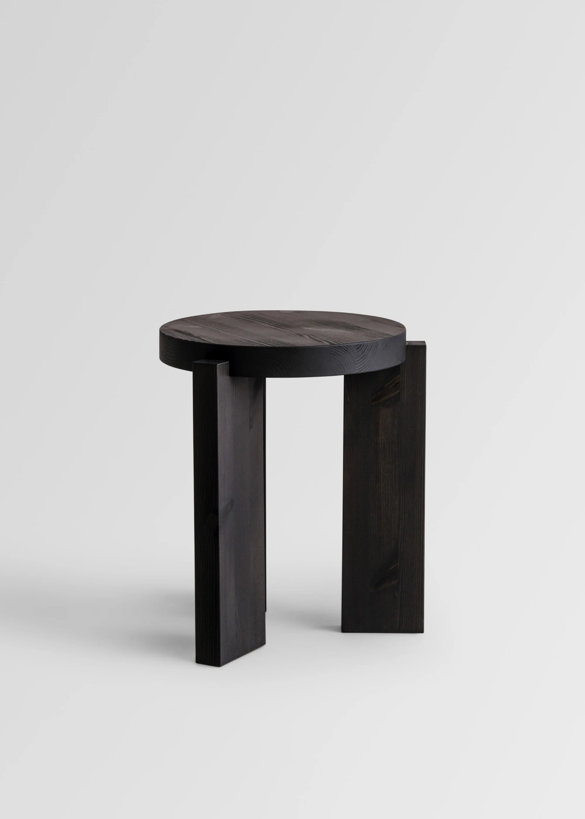 Vaarnii 001 Stool Black สตูลไม้ pine สีดำ แสดงลายไม้ธรรมชาติ