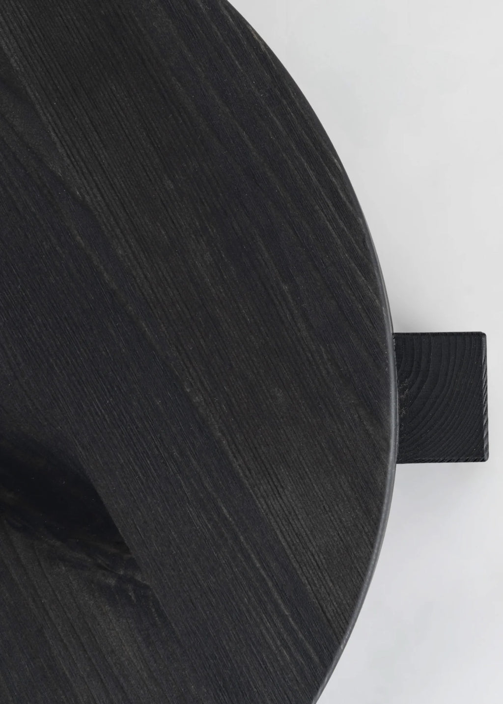 Vaarnii 001 Stool Black สตูลไม้ pine สีดำ แสดงลายไม้ธรรมชาติ