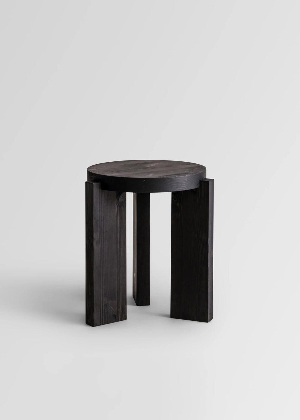 Vaarnii 001 Stool Black สตูลไม้ pine สีดำ แสดงลายไม้ธรรมชาติ
