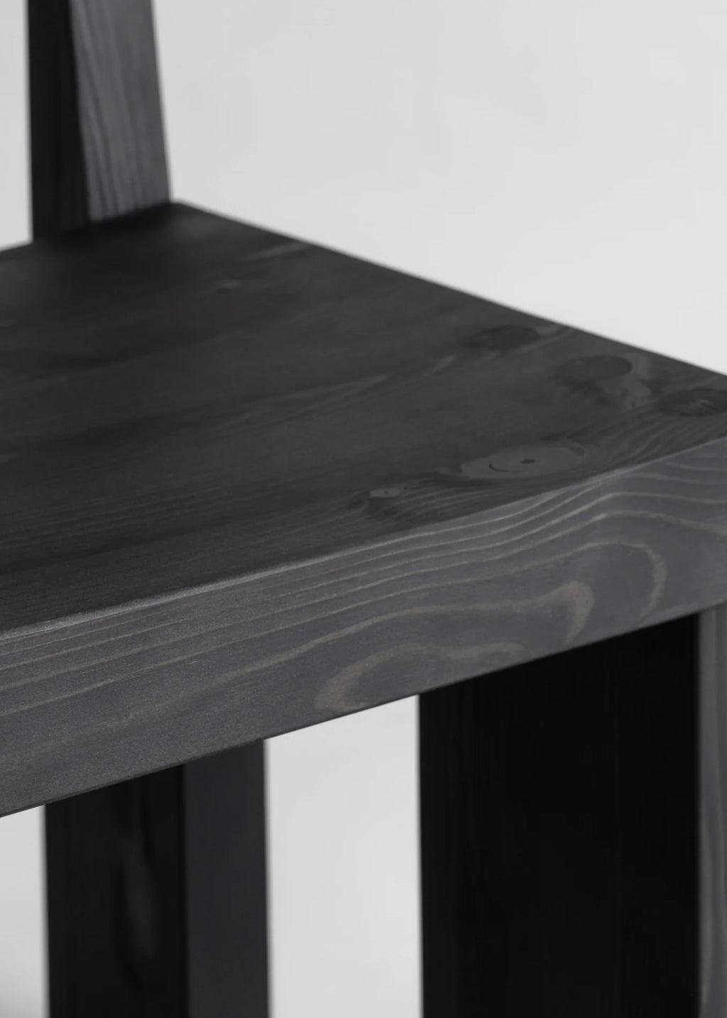 Vaarnii 001 Dining Chair Black เก้าอี้ไม้ pine สีดำ แสดงลายไม้ธรรมชาติ