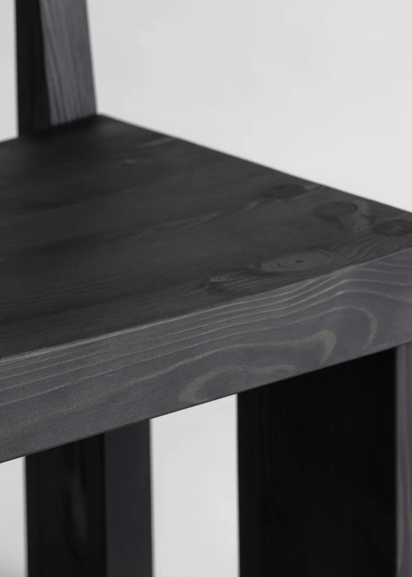 Vaarnii 001 Dining Chair Black เก้าอี้ไม้ pine สีดำ แสดงลายไม้ธรรมชาติ