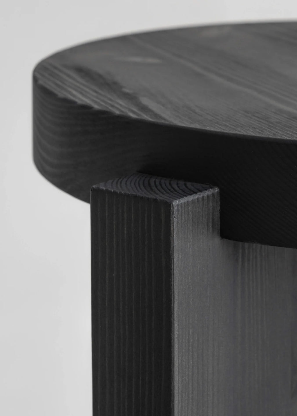 Vaarnii 001 Stool Black สตูลไม้ pine สีดำ แสดงลายไม้ธรรมชาติ