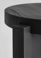 Vaarnii 001 Stool Black สตูลไม้ pine สีดำ แสดงลายไม้ธรรมชาติ
