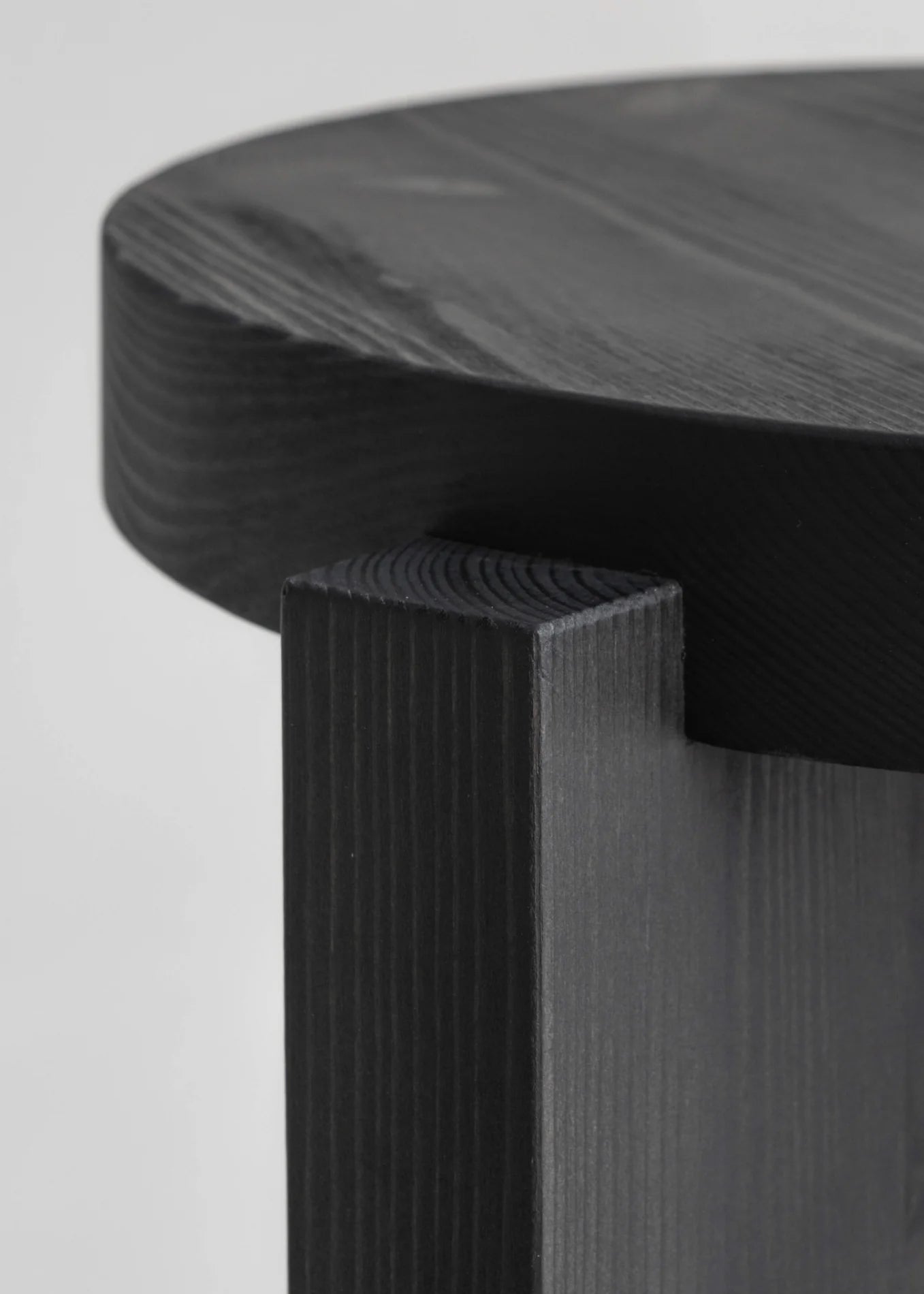 Vaarnii 001 Stool Black สตูลไม้ pine สีดำ แสดงลายไม้ธรรมชาติ