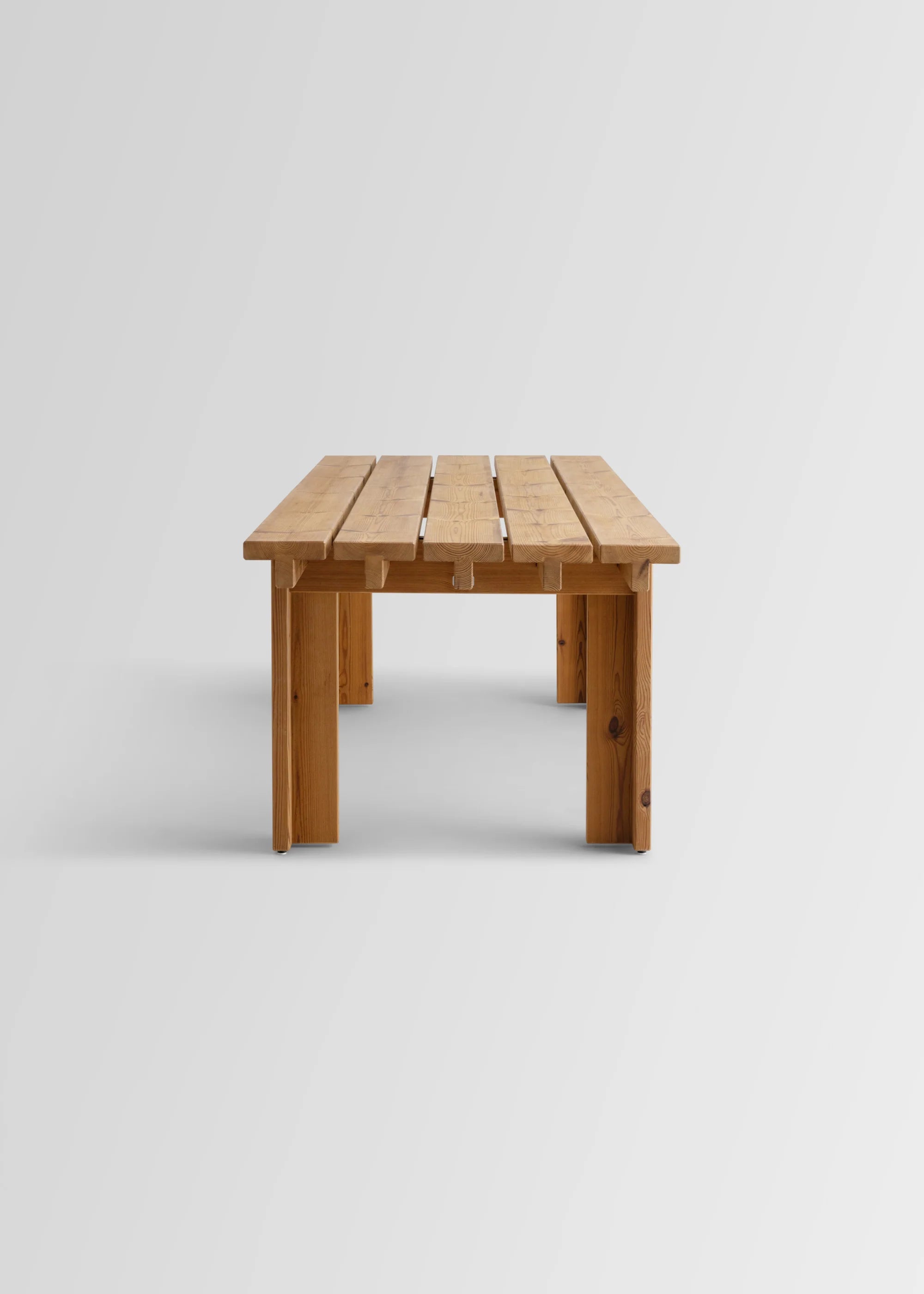 Vaarnii 013 Osa Outdoor Dining Table โต๊ะไม้ pine สำหรับใช้งานกลางแจ้ง