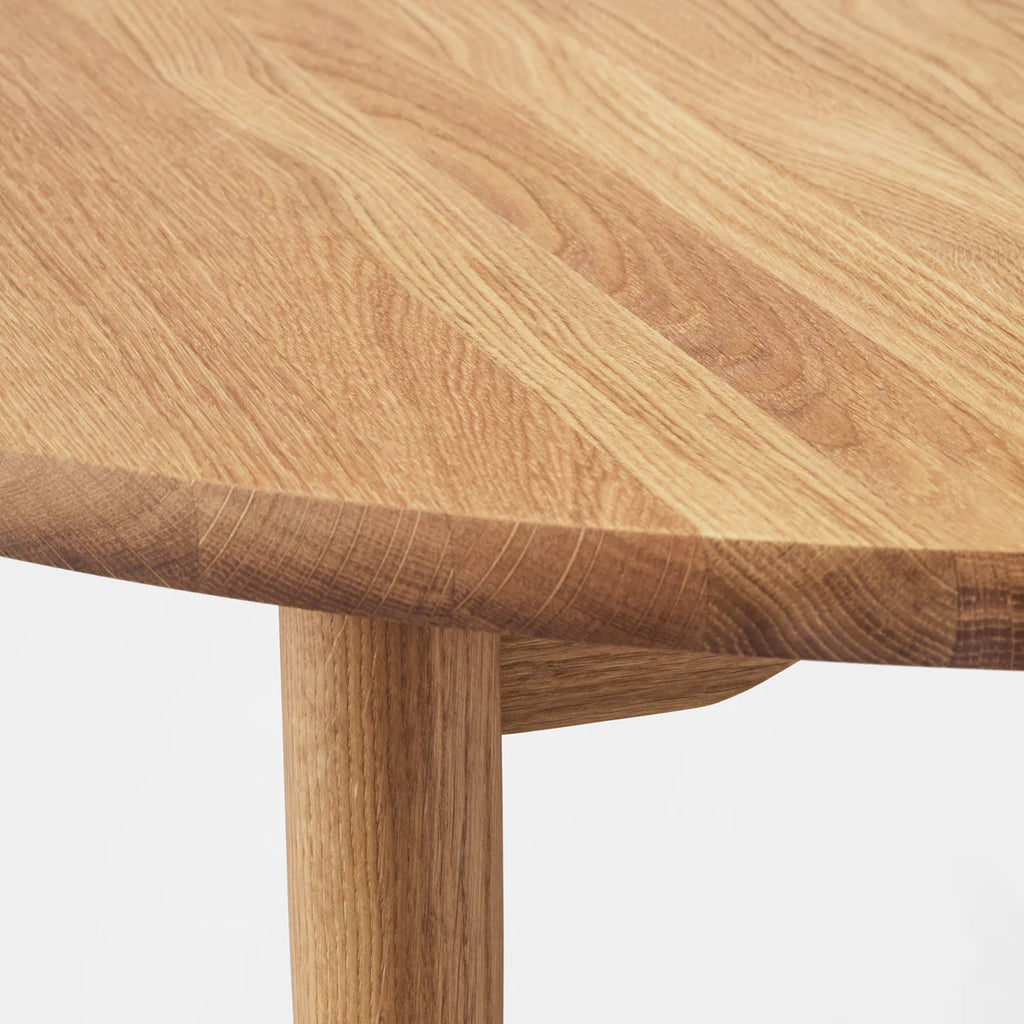 MAKE nordic HOLMEN Round Dining Table โต๊ะอาหารทรงกลมไม้โอ๊คดีไซน์สแกนดิเนเวียนสำหรับพื้นที่รับประทานอาหาร