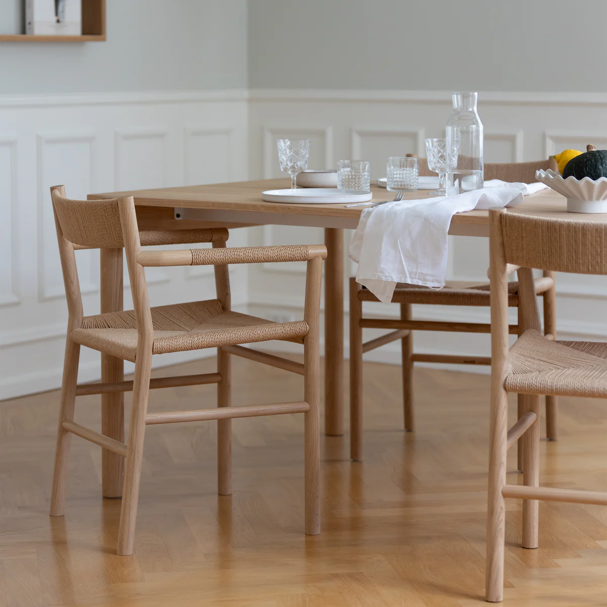 MAKE nordic THY Rectangular Dining Table โต๊ะรับประทานอาหารหน้าโต๊ะลิโนเลียมโครงไม้โอ๊คดีไซน์สแกนดิเนเวียน ออกแบบโดย Esben Pilgaard Jørgensen