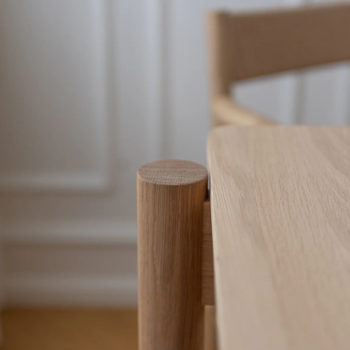 MAKE nordic THY Rectangular Dining Table โต๊ะรับประทานอาหารหน้าโต๊ะลิโนเลียมโครงไม้โอ๊คดีไซน์สแกนดิเนเวียน ออกแบบโดย Esben Pilgaard Jørgensen