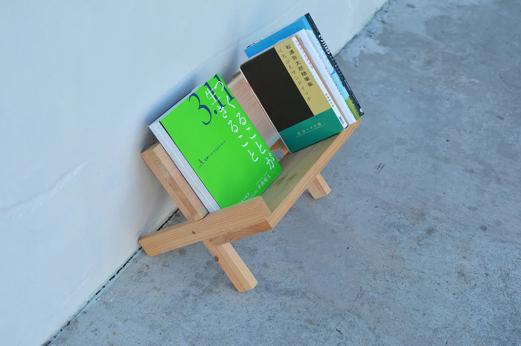 Ishinomaki Laboratory IKS Bookstand ที่วางหนังสือไม้โครงสร้างรูปตัว X ออกแบบโดย Naoya Misawa