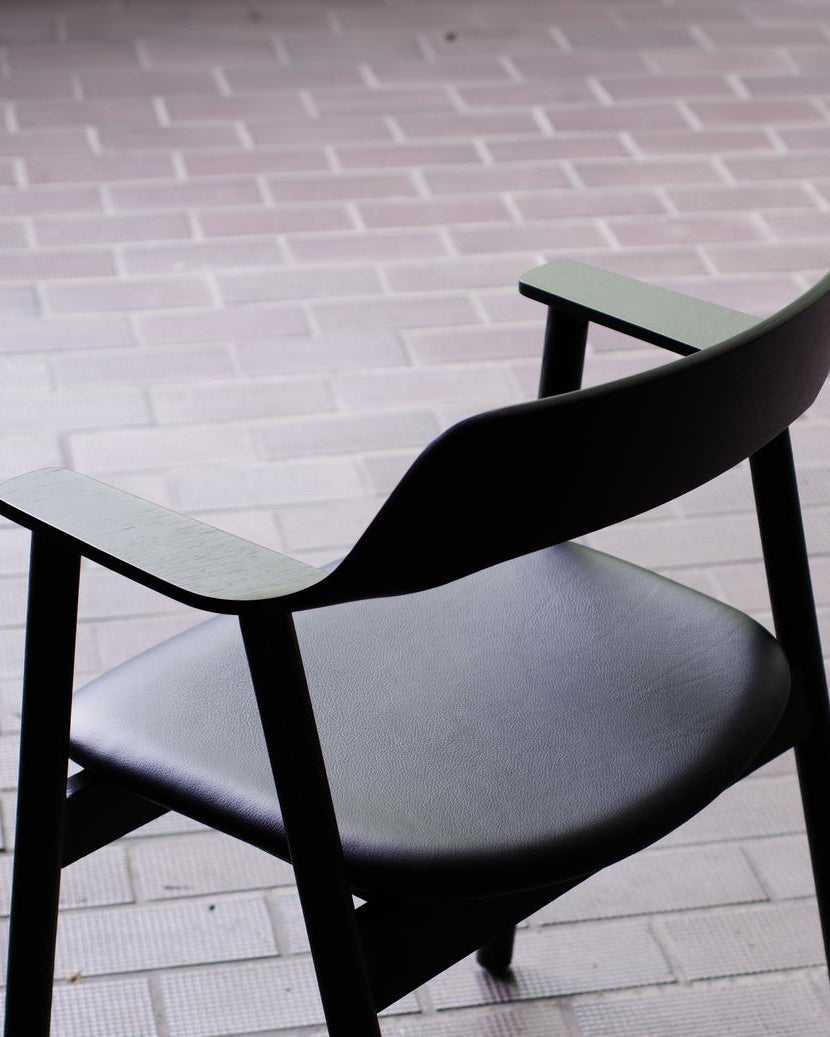 เก้าอี้ Bow Chair จาก TAKT แบรนด์เฟอร์นิเจอร์เดนมาร์ก ออกแบบโดย Sam Hecht และ Kim Colin ทำจากไม้โอ๊กแท้ขึ้นรูปทั้งชิ้น พนักพิงและที่เท้าแขนโค้งต่อเนื่องรับกับสรีระอย่างพอดี ดีไซน์เรียบง่ายแต่เต็มไปด้วยรายละเอียดที่ซ่อนอยู่ เผยความงามของโครงสร้างไม้ตามแบบสแกนดิเนเวีย ผสมผสานความสบาย ความสมดุล และความยั่งยืนได้อย่างลงตัว จัดจำหน่ายโดย Old Pine Trees