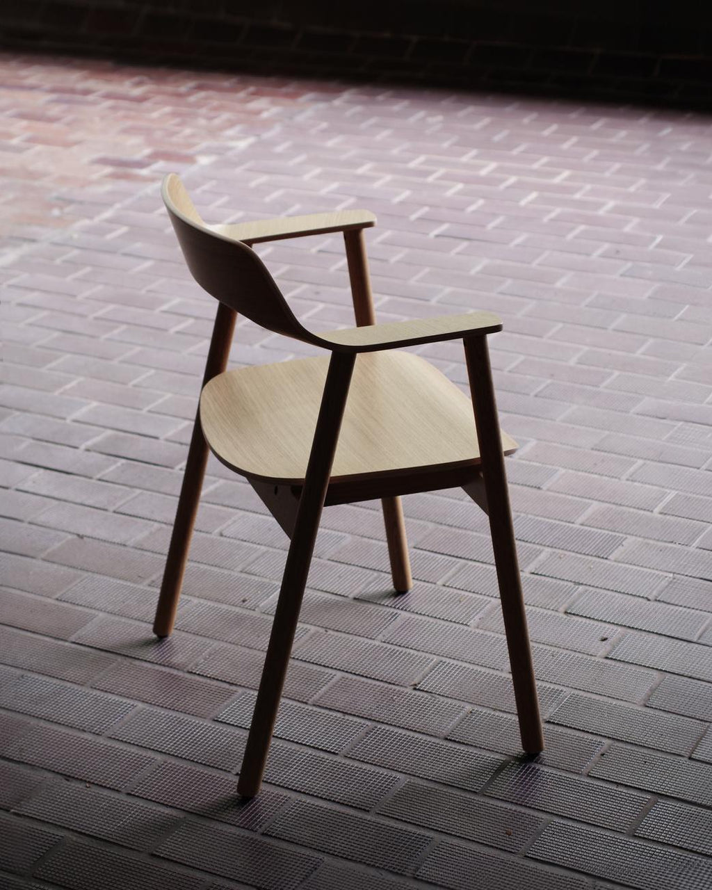 เก้าอี้ Bow Chair จาก TAKT แบรนด์เฟอร์นิเจอร์เดนมาร์ก ออกแบบโดย Sam Hecht และ Kim Colin ทำจากไม้โอ๊กแท้ขึ้นรูปทั้งชิ้น พนักพิงและที่เท้าแขนโค้งต่อเนื่องรับกับสรีระอย่างพอดี ดีไซน์เรียบง่ายแต่เต็มไปด้วยรายละเอียดที่ซ่อนอยู่ เผยความงามของโครงสร้างไม้ตามแบบสแกนดิเนเวีย ผสมผสานความสบาย ความสมดุล และความยั่งยืนได้อย่างลงตัว จัดจำหน่ายโดย Old Pine Trees