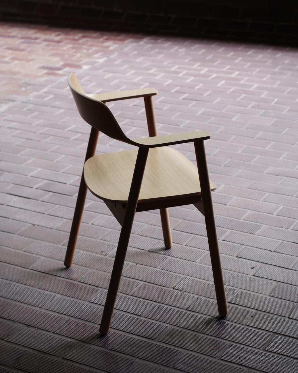 เก้าอี้ Bow Chair จาก TAKT แบรนด์เฟอร์นิเจอร์เดนมาร์ก ออกแบบโดย Sam Hecht และ Kim Colin ทำจากไม้โอ๊กแท้ขึ้นรูปทั้งชิ้น พนักพิงและที่เท้าแขนโค้งต่อเนื่องรับกับสรีระอย่างพอดี ดีไซน์เรียบง่ายแต่เต็มไปด้วยรายละเอียดที่ซ่อนอยู่ เผยความงามของโครงสร้างไม้ตามแบบสแกนดิเนเวีย ผสมผสานความสบาย ความสมดุล และความยั่งยืนได้อย่างลงตัว จัดจำหน่ายโดย Old Pine Trees