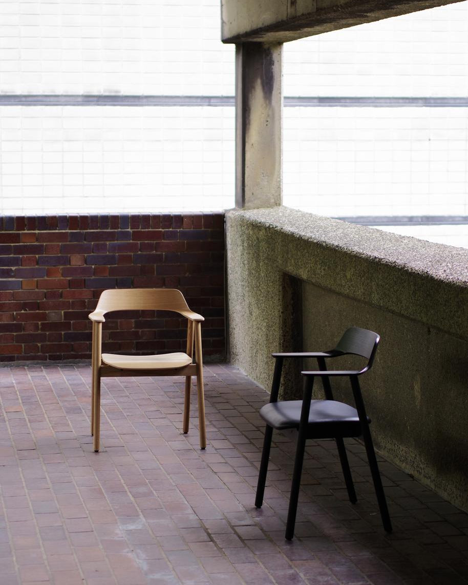 เก้าอี้ Bow Chair จาก TAKT แบรนด์เฟอร์นิเจอร์เดนมาร์ก ออกแบบโดย Sam Hecht และ Kim Colin ทำจากไม้โอ๊กแท้ขึ้นรูปทั้งชิ้น พนักพิงและที่เท้าแขนโค้งต่อเนื่องรับกับสรีระอย่างพอดี ดีไซน์เรียบง่ายแต่เต็มไปด้วยรายละเอียดที่ซ่อนอยู่ เผยความงามของโครงสร้างไม้ตามแบบสแกนดิเนเวีย ผสมผสานความสบาย ความสมดุล และความยั่งยืนได้อย่างลงตัว จัดจำหน่ายโดย Old Pine Trees