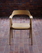 เก้าอี้ Bow Chair จาก TAKT แบรนด์เฟอร์นิเจอร์เดนมาร์ก ออกแบบโดย Sam Hecht และ Kim Colin ทำจากไม้โอ๊กแท้ขึ้นรูปทั้งชิ้น พนักพิงและที่เท้าแขนโค้งต่อเนื่องรับกับสรีระอย่างพอดี ดีไซน์เรียบง่ายแต่เต็มไปด้วยรายละเอียดที่ซ่อนอยู่ เผยความงามของโครงสร้างไม้ตามแบบสแกนดิเนเวีย ผสมผสานความสบาย ความสมดุล และความยั่งยืนได้อย่างลงตัว จัดจำหน่ายโดย Old Pine Trees