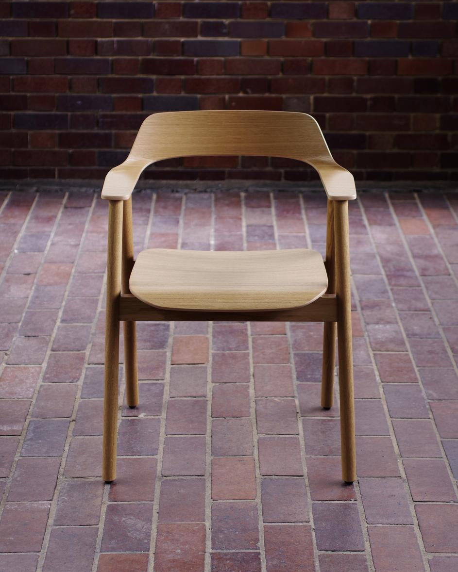 เก้าอี้ Bow Chair จาก TAKT แบรนด์เฟอร์นิเจอร์เดนมาร์ก ออกแบบโดย Sam Hecht และ Kim Colin ทำจากไม้โอ๊กแท้ขึ้นรูปทั้งชิ้น พนักพิงและที่เท้าแขนโค้งต่อเนื่องรับกับสรีระอย่างพอดี ดีไซน์เรียบง่ายแต่เต็มไปด้วยรายละเอียดที่ซ่อนอยู่ เผยความงามของโครงสร้างไม้ตามแบบสแกนดิเนเวีย ผสมผสานความสบาย ความสมดุล และความยั่งยืนได้อย่างลงตัว จัดจำหน่ายโดย Old Pine Trees