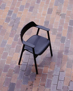 เก้าอี้ Bow Chair จาก TAKT แบรนด์เฟอร์นิเจอร์เดนมาร์ก ออกแบบโดย Sam Hecht และ Kim Colin ทำจากไม้โอ๊กแท้ขึ้นรูปทั้งชิ้น พนักพิงและที่เท้าแขนโค้งต่อเนื่องรับกับสรีระอย่างพอดี ดีไซน์เรียบง่ายแต่เต็มไปด้วยรายละเอียดที่ซ่อนอยู่ เผยความงามของโครงสร้างไม้ตามแบบสแกนดิเนเวีย ผสมผสานความสบาย ความสมดุล และความยั่งยืนได้อย่างลงตัว จัดจำหน่ายโดย Old Pine Trees