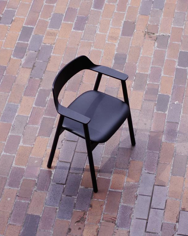 เก้าอี้ Bow Chair จาก TAKT แบรนด์เฟอร์นิเจอร์เดนมาร์ก ออกแบบโดย Sam Hecht และ Kim Colin ทำจากไม้โอ๊กแท้ขึ้นรูปทั้งชิ้น พนักพิงและที่เท้าแขนโค้งต่อเนื่องรับกับสรีระอย่างพอดี ดีไซน์เรียบง่ายแต่เต็มไปด้วยรายละเอียดที่ซ่อนอยู่ เผยความงามของโครงสร้างไม้ตามแบบสแกนดิเนเวีย ผสมผสานความสบาย ความสมดุล และความยั่งยืนได้อย่างลงตัว จัดจำหน่ายโดย Old Pine Trees