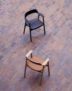 เก้าอี้ Bow Chair จาก TAKT แบรนด์เฟอร์นิเจอร์เดนมาร์ก ออกแบบโดย Sam Hecht และ Kim Colin ทำจากไม้โอ๊กแท้ขึ้นรูปทั้งชิ้น พนักพิงและที่เท้าแขนโค้งต่อเนื่องรับกับสรีระอย่างพอดี ดีไซน์เรียบง่ายแต่เต็มไปด้วยรายละเอียดที่ซ่อนอยู่ เผยความงามของโครงสร้างไม้ตามแบบสแกนดิเนเวีย ผสมผสานความสบาย ความสมดุล และความยั่งยืนได้อย่างลงตัว จัดจำหน่ายโดย Old Pine Trees