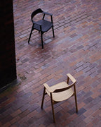 เก้าอี้ Bow Chair จาก TAKT แบรนด์เฟอร์นิเจอร์เดนมาร์ก ออกแบบโดย Sam Hecht และ Kim Colin ทำจากไม้โอ๊กแท้ขึ้นรูปทั้งชิ้น พนักพิงและที่เท้าแขนโค้งต่อเนื่องรับกับสรีระอย่างพอดี ดีไซน์เรียบง่ายแต่เต็มไปด้วยรายละเอียดที่ซ่อนอยู่ เผยความงามของโครงสร้างไม้ตามแบบสแกนดิเนเวีย ผสมผสานความสบาย ความสมดุล และความยั่งยืนได้อย่างลงตัว จัดจำหน่ายโดย Old Pine Trees