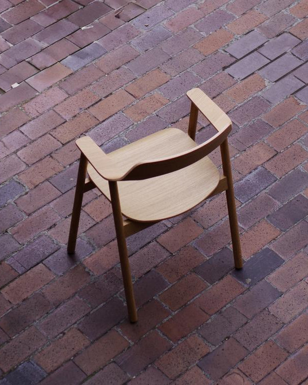 เก้าอี้ Bow Chair จาก TAKT แบรนด์เฟอร์นิเจอร์เดนมาร์ก ออกแบบโดย Sam Hecht และ Kim Colin ทำจากไม้โอ๊กแท้ขึ้นรูปทั้งชิ้น พนักพิงและที่เท้าแขนโค้งต่อเนื่องรับกับสรีระอย่างพอดี ดีไซน์เรียบง่ายแต่เต็มไปด้วยรายละเอียดที่ซ่อนอยู่ เผยความงามของโครงสร้างไม้ตามแบบสแกนดิเนเวีย ผสมผสานความสบาย ความสมดุล และความยั่งยืนได้อย่างลงตัว จัดจำหน่ายโดย Old Pine Trees