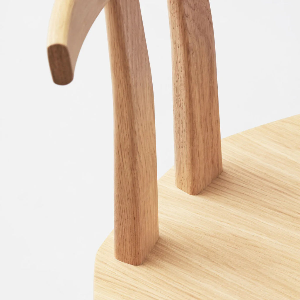 MAKE nordic J111 Dining Chair เก้าอี้ไม้โอ๊คพนักพิงโค้งดีไซน์สแกนดิเนเวียนสำหรับโต๊ะอาหาร ออกแบบโดย Poul M. Volther