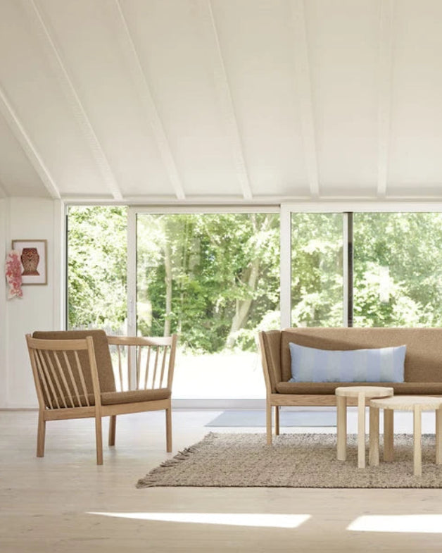 FDB Møbler J146 Armchair โดย Erik Ole Jørgensen โครงไม้โอ๊กเคลือบ lacquered พนักพิงแบบ spoke-back บุผ้าหรือหนัง ดีไซน์ปี 1978