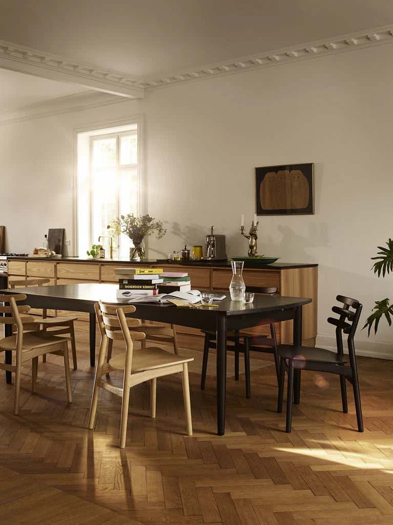 J48 Chair โดย Poul M. Volther (1951) จาก FDB Møbler ดีไซน์เรียบง่ายตามแนวฟังก์ชันนัลลิสม์เดนมาร์ก โครงไม้โอ๊คแข็งแรง พนักพิงโค้งเอกลักษณ์ รองรับสรีระได้ดี เหมาะใช้เป็นเก้าอี้ทานอาหารหรืออเนกประสงค์ภายในบ้าน