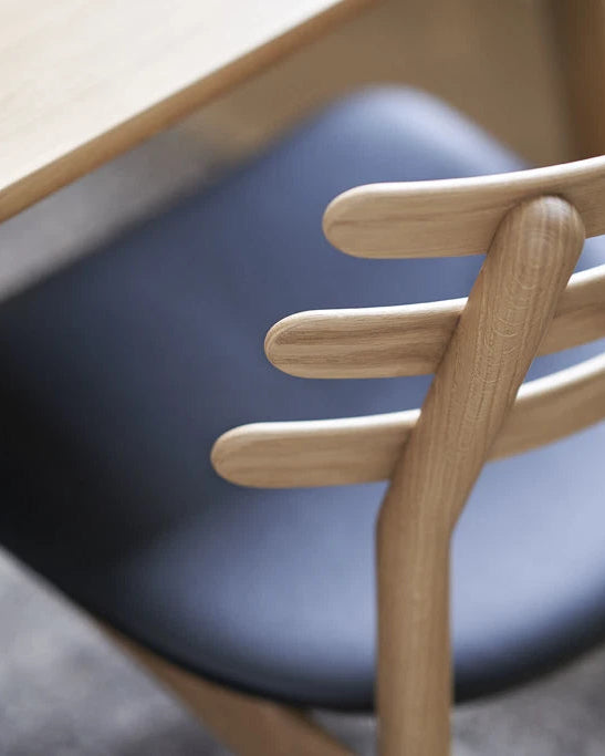 J48 Chair โดย Poul M. Volther (1951) จาก FDB Møbler ดีไซน์เรียบง่ายตามแนวฟังก์ชันนัลลิสม์เดนมาร์ก โครงไม้โอ๊คแข็งแรง พนักพิงโค้งเอกลักษณ์ รองรับสรีระได้ดี เหมาะใช้เป็นเก้าอี้ทานอาหารหรืออเนกประสงค์ภายในบ้าน